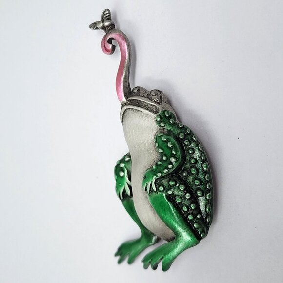 Vintage JJ Pewter Frog toad Brooch Pin Catching Bug 2 Inches - Picture 1 of 6